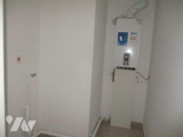 Résidence récente, avec ascenseur, première occupation,
Au 3ème étage : APPARTEMENT comprenant...