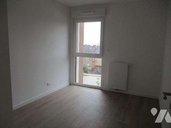 Résidence récente, avec ascenseur, première occupation,
Au 3ème étage : APPARTEMENT comprenant...