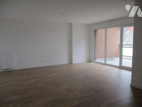 Résidence récente, avec ascenseur, première occupation,
Au 3ème étage : APPARTEMENT comprenant...