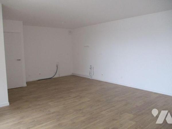 Résidence récente, avec ascenseur, première occupation,
Au 3ème étage : APPARTEMENT comprenant...