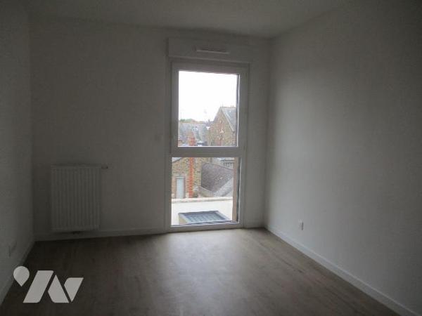 Résidence récente, avec ascenseur, première occupation,
Au 3ème étage : APPARTEMENT comprenant...
