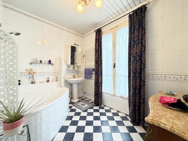 Le Raincy (93340) Bourgeoise du XIXe siècle - 9 pièces - 165m ²