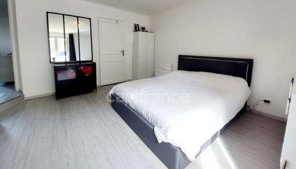 Ensemble immobilier 185m², 3 habitations indépendantes, grange, garage, love room, bonne rentabilité financière.