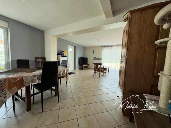 À découvrir à CHARBONNIER ensemble immobilier locatif