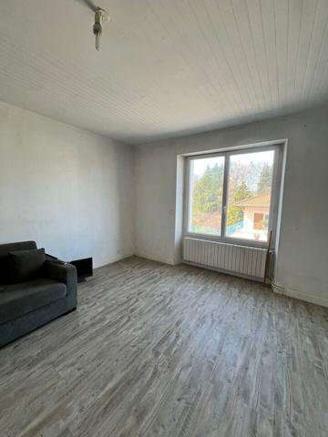 Maison mitoyenne avec terrasse, garages et potentiel d’aménagement