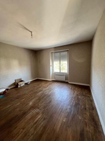 Maison mitoyenne avec terrasse, garages et potentiel d’aménagement