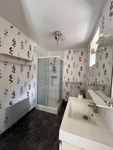 Maison mitoyenne avec terrasse, garages et potentiel d’aménagement