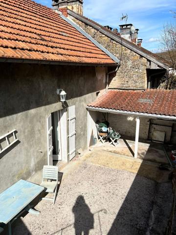 Maison mitoyenne avec terrasse, garages et potentiel d’aménagement