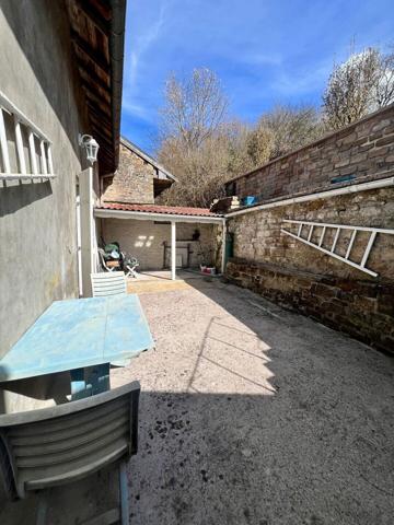 Maison mitoyenne avec terrasse, garages et potentiel d’aménagement