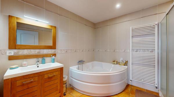 Maison
         7 pièces
        - 218 m² 448 000 € *
