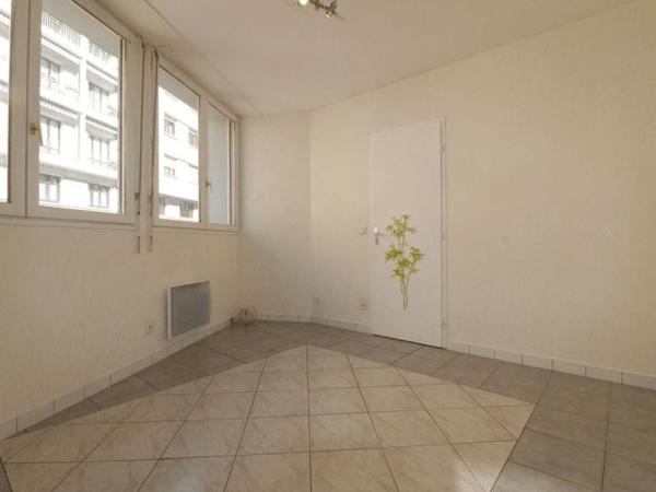 Location Studio 30.2 m² - 4 RUE WILFRID KILIAN Grenoble 38000