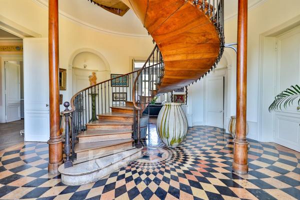 Château d’exception rénové du XIXᵉ siècle sur 9 hectares au cœur du Cognac