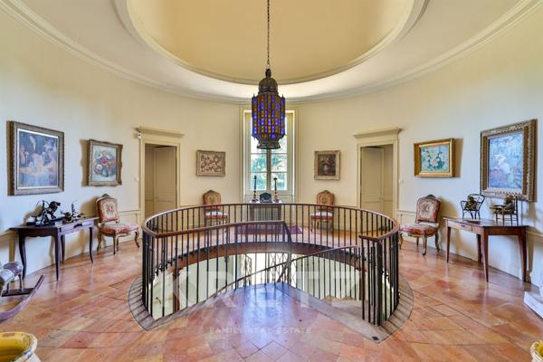 Château d’exception rénové du XIXᵉ siècle sur 9 hectares au cœur du Cognac