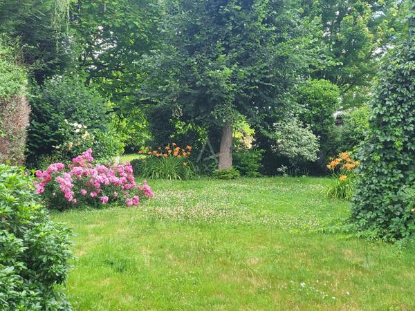 A 13 kms de MONTMIRAIL, 25 kms de SEZANNE, 25 kms de VERTUS, 30 kms dEPERNAY, 130 kms de PARIS : PROPRIETE sur 3.242 m²