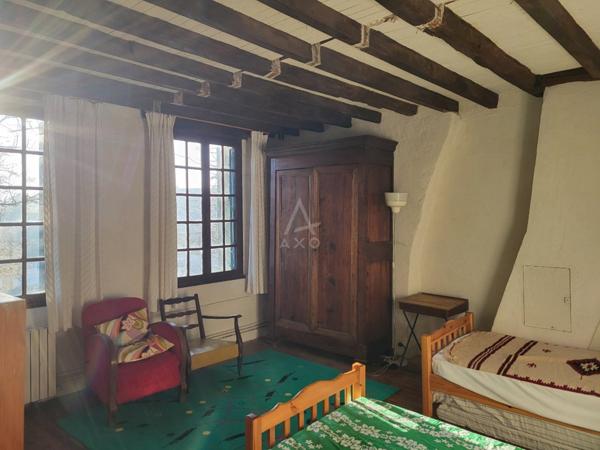 A 13 kms de MONTMIRAIL, 25 kms de SEZANNE, 25 kms de VERTUS, 30 kms dEPERNAY, 130 kms de PARIS : PROPRIETE sur 3.242 m²