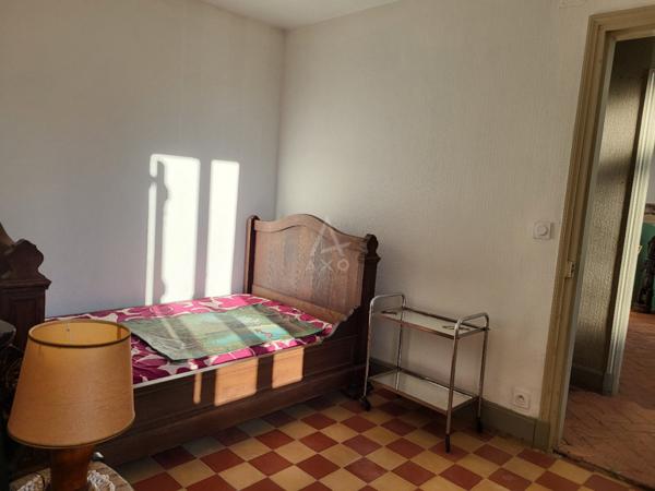 A 13 kms de MONTMIRAIL, 25 kms de SEZANNE, 25 kms de VERTUS, 30 kms dEPERNAY, 130 kms de PARIS : PROPRIETE sur 3.242 m²