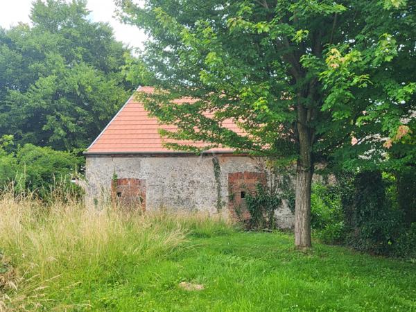 A 13 kms de MONTMIRAIL, 25 kms de SEZANNE, 25 kms de VERTUS, 30 kms dEPERNAY, 130 kms de PARIS : PROPRIETE sur 3.242 m²