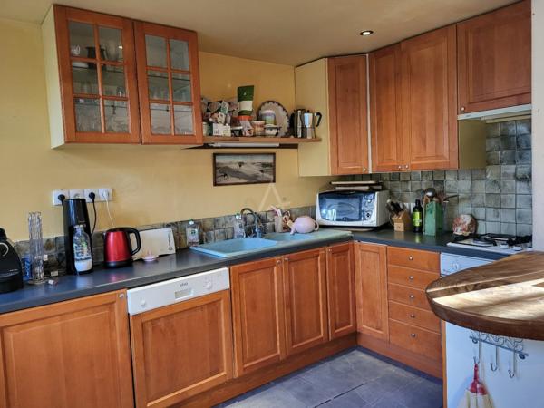 A 13 kms de MONTMIRAIL, 25 kms de SEZANNE, 25 kms de VERTUS, 30 kms dEPERNAY, 130 kms de PARIS : PROPRIETE sur 3.242 m²