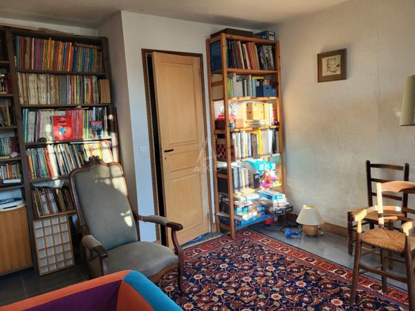 A 13 kms de MONTMIRAIL, 25 kms de SEZANNE, 25 kms de VERTUS, 30 kms dEPERNAY, 130 kms de PARIS : PROPRIETE sur 3.242 m²