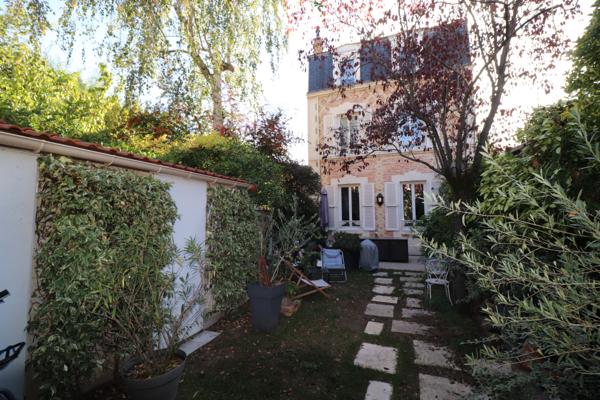 Maison
         7 pièces
        - 126 m² 870 000 €*