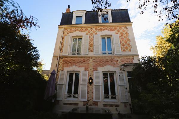 Maison
         7 pièces
        - 126 m² 870 000 €*