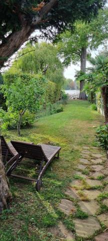 Pavillon pieds dans l’eau – 241,2 m²  loi carrez– Vue sur le lac d’Enghien