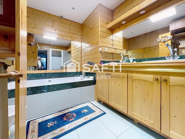 Pavillon pieds dans l’eau – 241,2 m²  loi carrez– Vue sur le lac d’Enghien