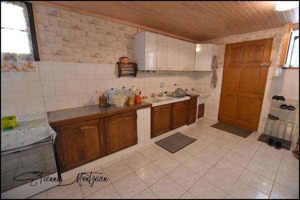 Ensemble immobilier, une maison, trois granges, deux ateliers, 24 hectare de terres.