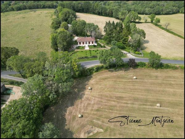 Ensemble immobilier, une maison, trois granges, deux ateliers, 24 hectare de terres.