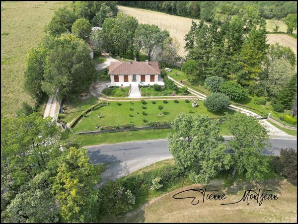 Ensemble immobilier, une maison, trois granges, deux ateliers, 24 hectare de terres.