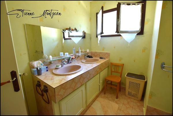 Ensemble immobilier, une maison, trois granges, deux ateliers, 24 hectare de terres.