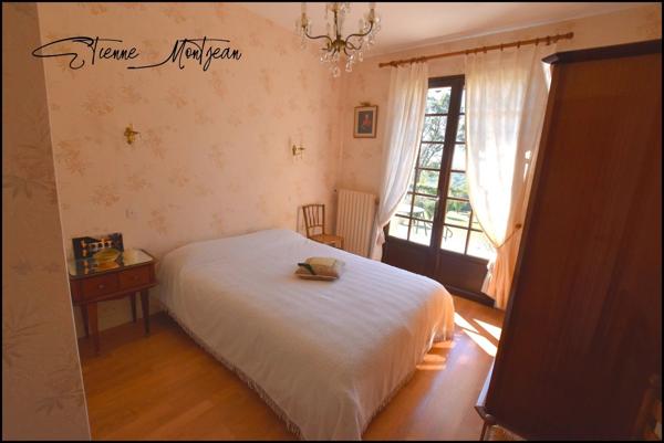 Ensemble immobilier, une maison, trois granges, deux ateliers, 24 hectare de terres.