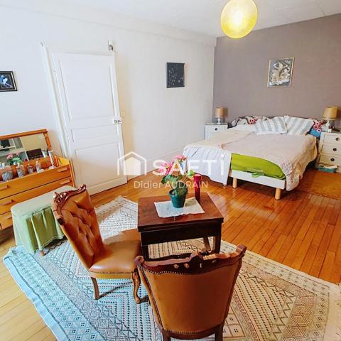 Majestueuse maison avec vaste terrain au coeur du village