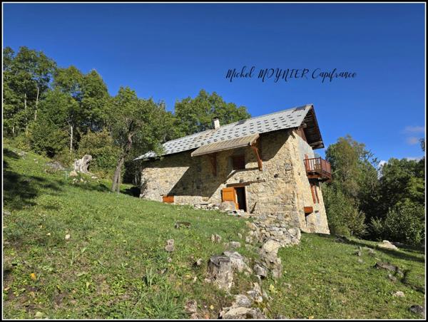 Maison en pierre dans les bois, refuge de montagne à CHAMPCELLA (05)