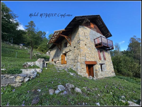 Maison en pierre dans les bois, refuge de montagne à CHAMPCELLA (05)