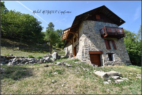 Maison en pierre dans les bois, refuge de montagne à CHAMPCELLA (05)