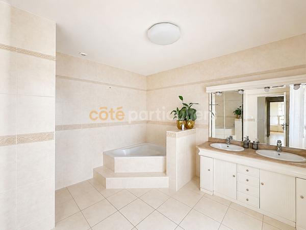 Vente
                Maison155 m² - 7 Pièces -
                    ANGOULEME (16000)