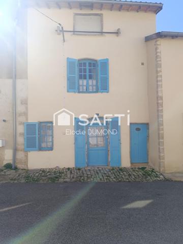 Maison de village en pierre à rénover située au centre de Saint Amour