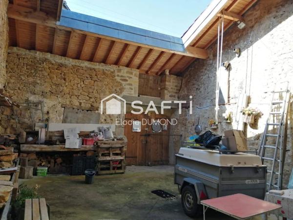 Maison de village en pierre à rénover située au centre de Saint Amour