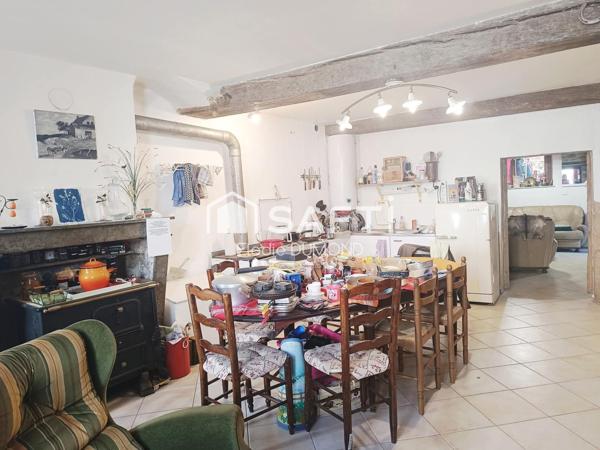 Maison de village en pierre à rénover située au centre de Saint Amour