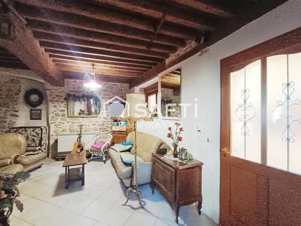 Maison de village en pierre à rénover située au centre de Saint Amour