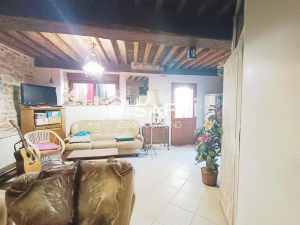 Maison de village en pierre à rénover située au centre de Saint Amour