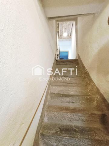 Maison de village en pierre à rénover située au centre de Saint Amour