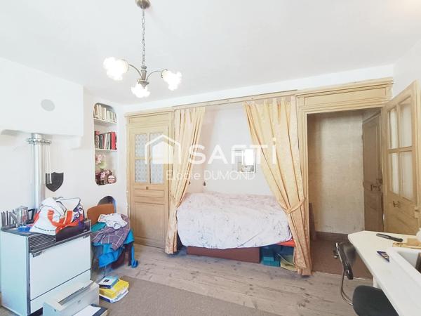 Maison de village en pierre à rénover située au centre de Saint Amour