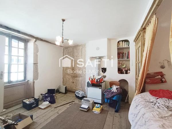 Maison de village en pierre à rénover située au centre de Saint Amour