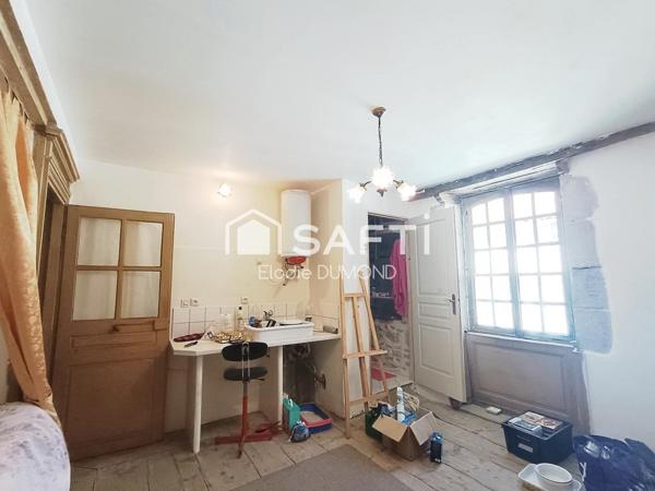 Maison de village en pierre à rénover située au centre de Saint Amour