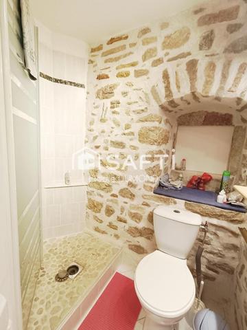 Maison de village en pierre à rénover située au centre de Saint Amour