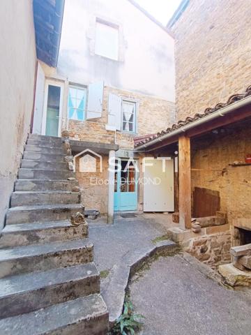 Maison de village en pierre à rénover située au centre de Saint Amour