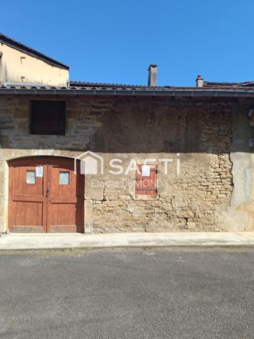 Maison de village en pierre à rénover située au centre de Saint Amour