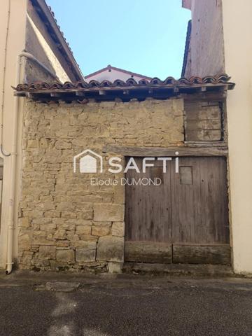 Maison de village en pierre à rénover située au centre de Saint Amour